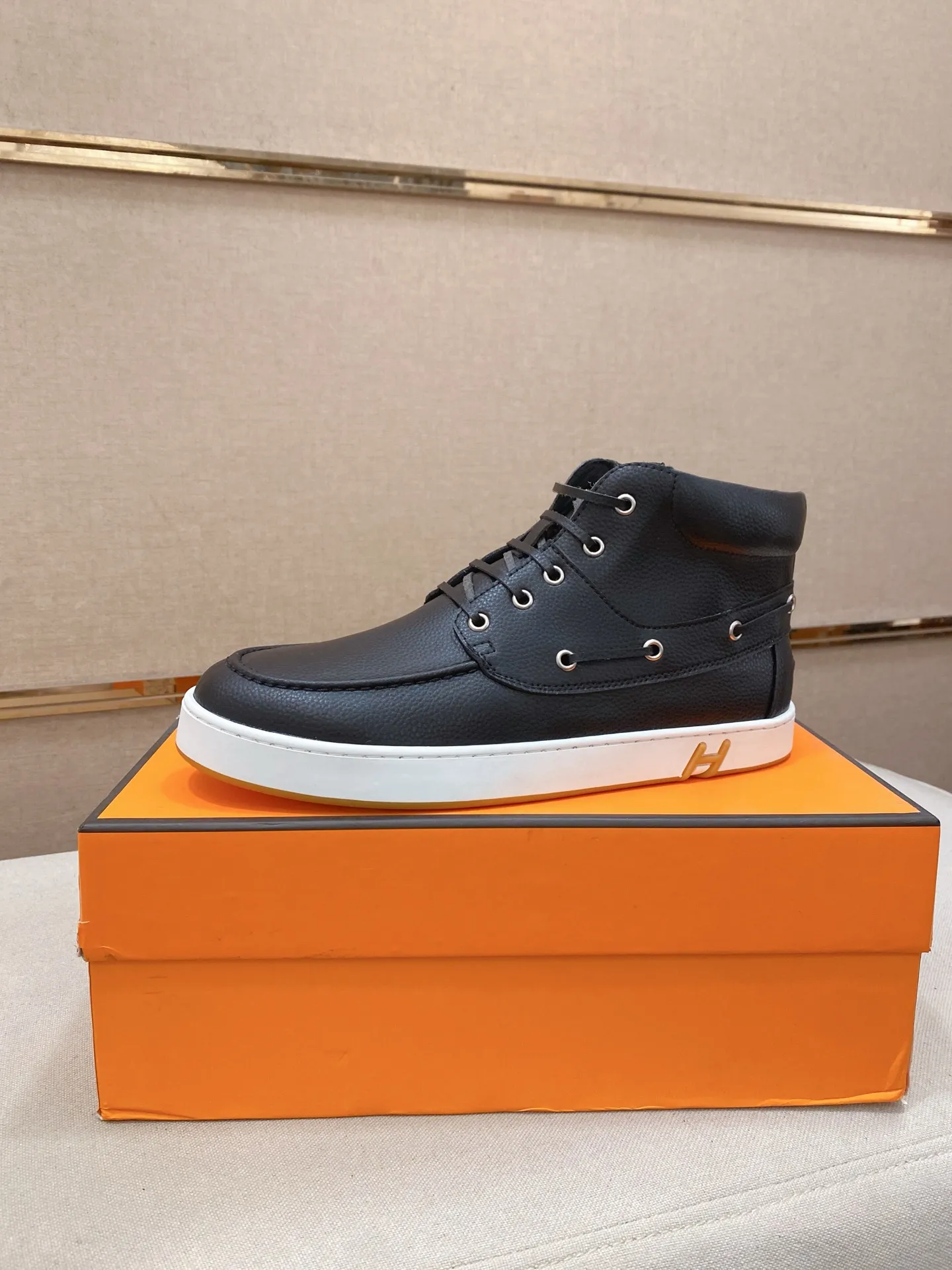 Ex-factory price: 480💰《HERMES》【Classic Original Version】Hermès; Top 🔝 Purchasing Agency 🔍🔍Men's latest high-tops 🇺🇸 available simultaneously at counters, imported from Italy original ▲▲cowhide ▲▲ (high-end, extravagance, class) times) Exquisite workmanship (Italian 🇮🇹Imported water-dyed 🐂cowhide lining) sole: Original sole provided by the original factory, ⚠️exclusive double-layer activity·TPR·rubber·combined molded outsole; super comfortable·wear-resistant·non-slip·environmental protection The real thing is more beautiful if you take the real thing (high quality, follow the order). You can enter and exit the counter at will * Number of yards: 38-44 (45 can be customized and cannot be returned or exchanged)